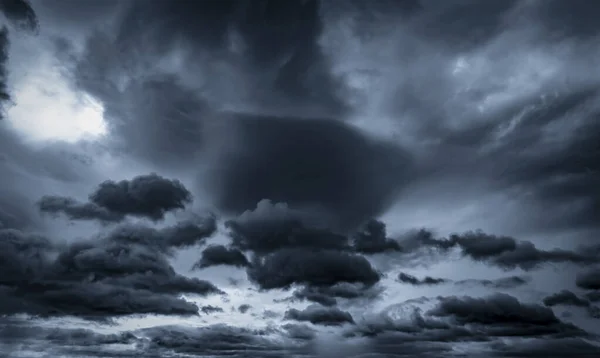 黑暗的天空和乌云 死亡和悲伤概念的背景 灰色的天空和蓬松的白云 雷声和暴风雨的天空悲伤和忧郁的天空 自然背景 死了的抽象背景 云彩景观 — 图库照片