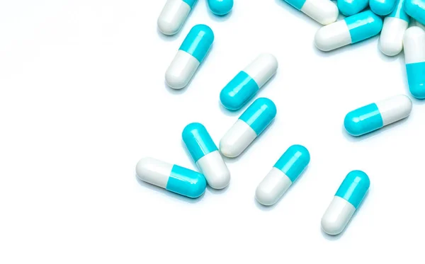 白色の背景に分離された青白色のカプセル薬 製薬業界と医薬品市場の概念 白いテーブルに広がる青いパステルカプセルの丸薬のトップビュー 医薬品 医薬品の使用 — ストック写真