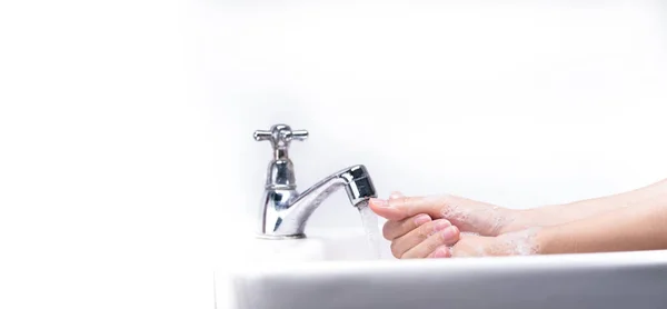 Kvinna Tvätta Handen Med Tvålskum Och Kranvatten Badrummet Handrengör Kranen — Stockfoto