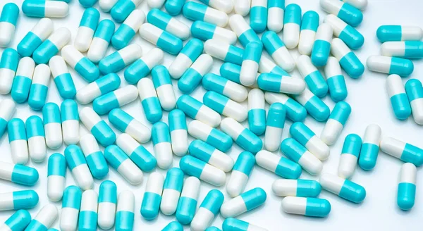 Cápsulas Azules Blancas Sobre Fondo Blanco Industria Farmacéutica Pastillas Color — Foto de Stock