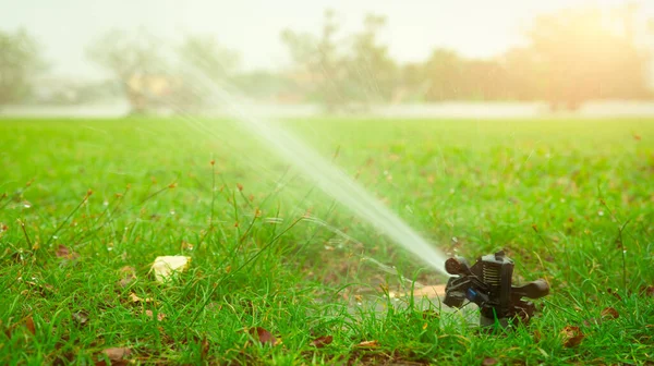 緑の草に散水自動芝生スプリンクラー 庭灌漑システムの芝生に散水 散水システムからの節水や保全 ターフファーム事業 スプリンクラーサービスとメンテナンス — ストック写真