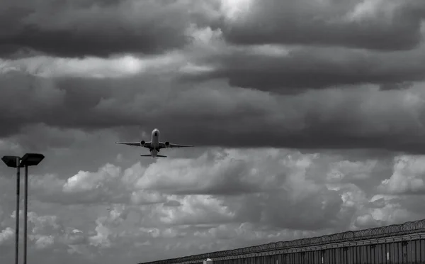 Scène Noir Blanc Atterrissage Avion Aéroport Compagnie Aérienne Commerciale Volant — Photo