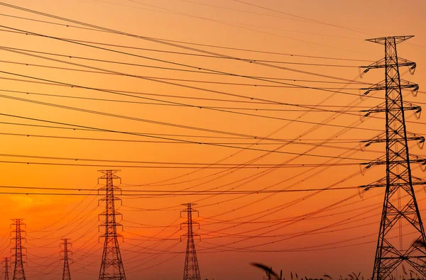 Silhouet Hoogspanning Elektrische Pyloon Elektrische Draad Met Een Oranje Hemel — Stockfoto