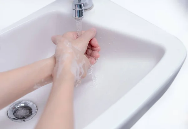 Mulher Lavar Mão Com Espuma Sabão Água Torneira Banheiro Mão — Fotografia de Stock