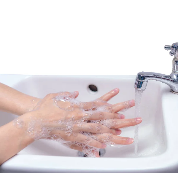 石鹸泡で手を洗浄し バスルームで水をタップ女性 インフルエンザやコロナウイルスを防ぐために 個人衛生のためにシンクの蛇口の下に手をきれいにしてください ウイルスを殺すために手を洗うの良い手順 — ストック写真