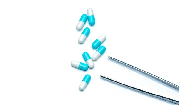 ステンレススチール製の8つの青白のカプセルは 白い背景に隔離されています カラフルなカプセル薬 医薬品 医薬品の概念 研究室での薬のサンプル選択 — ストック写真