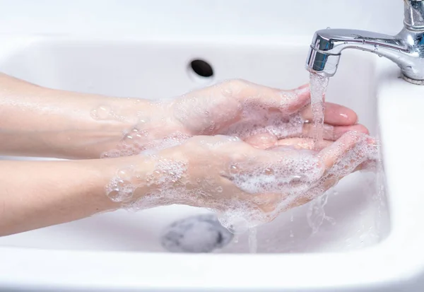 Mulher Lavar Mão Com Espuma Sabão Água Torneira Banheiro Mão — Fotografia de Stock