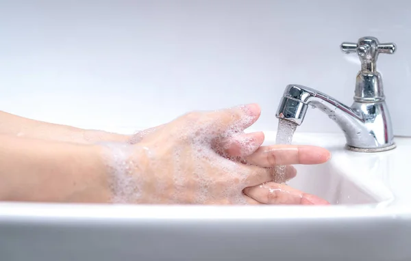 Mulher Lavar Mão Com Espuma Sabão Água Torneira Banheiro Mão — Fotografia de Stock