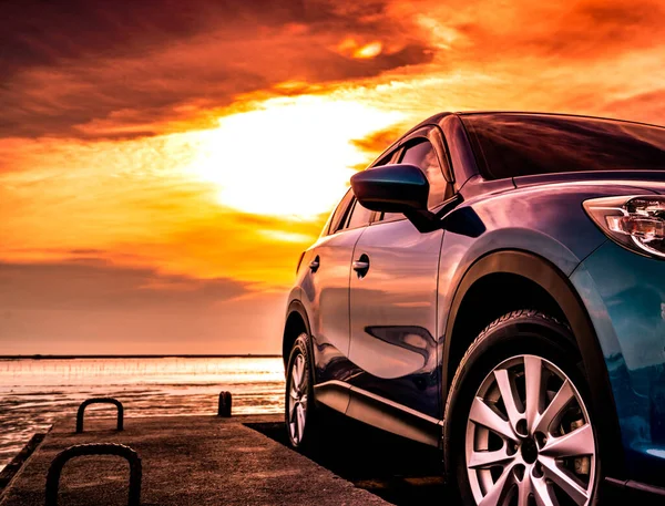 Blauwe Luxe Suv Auto Geparkeerd Betonnen Weg Door Zee Strand — Stockfoto