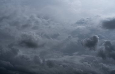 Karanlık, dramatik gökyüzü ve bulutlar. Ölüm geçmişi ve üzücü kavram. Gri gökyüzü ve kabarık beyaz bulutlar. Gök gürültüsü ve fırtına. Hüzünlü ve karamsar bir gökyüzü. Doğa geçmişi. Ölü soyut arka plan. Bulut manzarası.