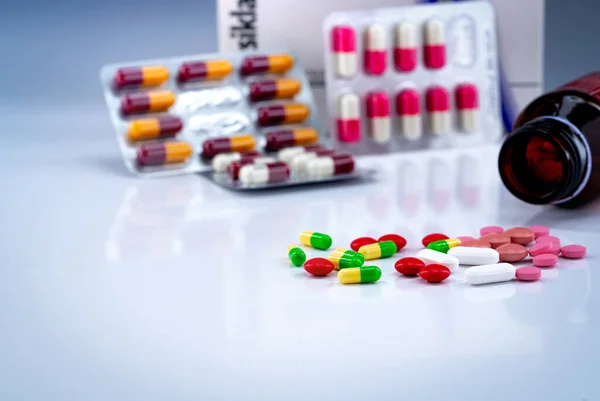 Tabletler Kapsüller Beyaz Masada Bulanık Ilaç Şişesi Toplaması Antibiyotik Ilaç — Stok fotoğraf