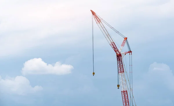 Grúa Construcción Contra Cielo Azul Nubes Blancas Industria Inmobiliaria Grúa — Foto de Stock