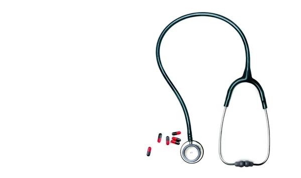 Stethoscope Και Κόκκινο Μαύρο Κάψουλα Χάπια Στο Τραπέζι Του Γιατρού — Φωτογραφία Αρχείου