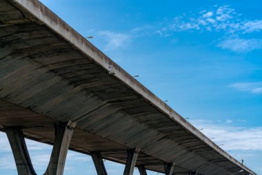 Yüksek beton otoyolun alt manzarası. Üstgeçit beton yol. Yol üstü bina. Modern otoyol. Ulaşım altyapısı. Beton köprü mühendisliği inşaatı. Köprü mimarisi.