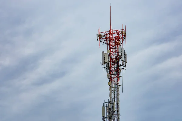 Telecommunicatietoren Met Blauwe Lucht Witte Wolken Werknemer Geïnstalleerd Apparatuur Telecommunicatietoren — Stockfoto