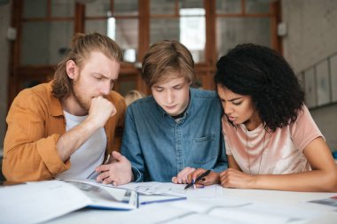 Ofiste çalışan genç düşünceli insan portresi