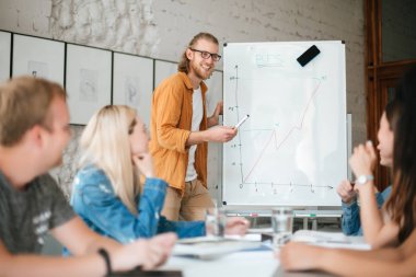 Kurulu duran ve mutlu bir şekilde, öğrenciler seyir gülümseyen öğretmen portresi. Grup genç öğrenci öğretmen dinleme ve ders sırasında gemide arıyorsunuz