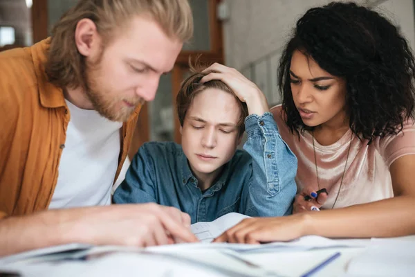 Sınıfta okuyan genç yorgun öğrenciler portresi