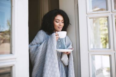 Restoranda kahve içme iyi Afrikalı-Amerikalı kız. Genç kız ile fincan kahve ve sersem ayakta gözleri kapalı