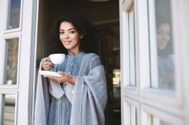 Restoranda kahve içme ekose sarılı genç Afro-Amerikan kız portresi