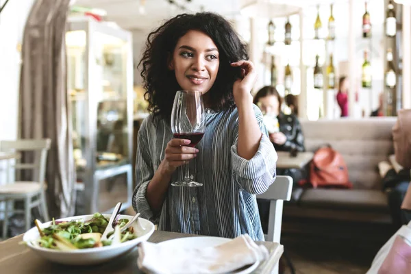 손잡고 레드 와인 레스토랑에 앉아 아름 다운 아프리카계 미국인 여자와 테이블에 샐러드 — 스톡 사진