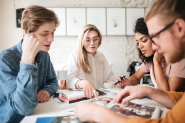 Düşünceli office günlüklere tartışırken gençlerin portresi. Ofiste yeni proje üzerinde serin çocuklar grup