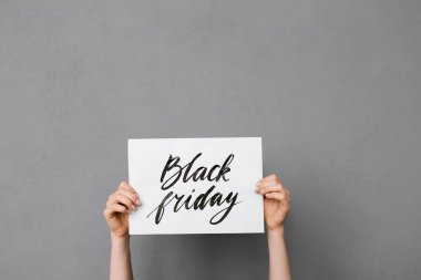 Bu holding serin kartpostal gri arka plan üzerinde ellerini kadın fotoğrafı