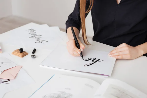 Portret van de jonge vrouw handen schrijven prachtige nota's op papier op Bureau geïsoleerd — Stockfoto