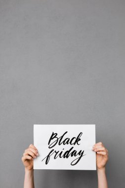 Bu holding serin kartpostal gri arka plan üzerinde ellerini kadın fotoğrafı kapatın