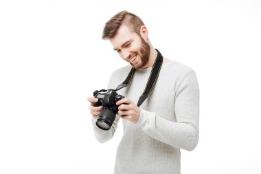 Mutlu genç adam ile fotoğraflar kamera ekranda izlemek izole