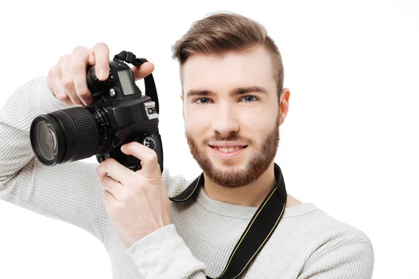 Крупный план портрета красивого молодого человека, фотографирующего изолированной камерой DSLR — стоковое фото