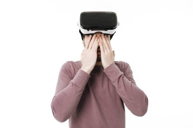 Görsel gerçeklik gözlüklü beyaz arka plan üzerinde elleriyle gözlerini kapatma genç çocuk portresi. İzole sanal gerçeklik gözlük ile oynayan adam 