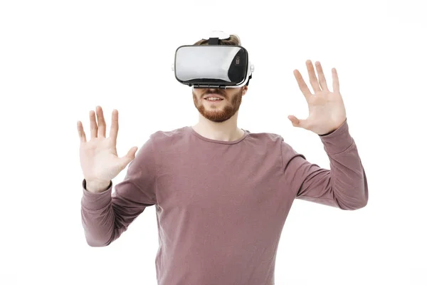 Retrato de jovem homem sorridente usando óculos de realidade virtual em fundo branco. legal menino feliz jogar com visual realidade óculos isolado — Fotografia de Stock