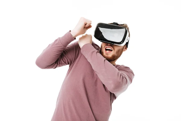 Retrato de jovem garoto emocional brincando com óculos de realidade visual em fundo branco. Homem assustado em óculos de realidade virtual isolado — Fotografia de Stock