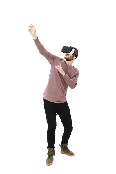 Junger Mann mit Virtual-Reality-Brille auf weißem Hintergrund. cooler nachdenklicher Junge spielt in visueller Realität Brille isoliert — Stockfoto