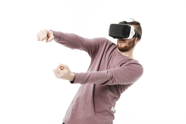 Jovem em óculos de realidade virtual jogando simulador de carro em fundo branco. Retrato de menino usando óculos de realidade visual isolados — Fotografia de Stock