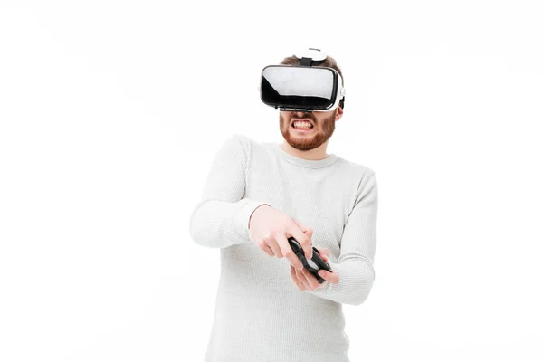 Портрет молодої людини, яка використовує окуляри віртуальної реальності та грає у відеоігри на білому тлі. Хлопчик з джойстиком в руках в окулярах візуальної реальності ізольовані — стокове фото