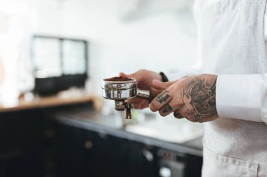 Restoranda kahve eller genç adam. Kahve dükkanında kasaya yapım kahve hazırlama barista eller yukarı kapatın