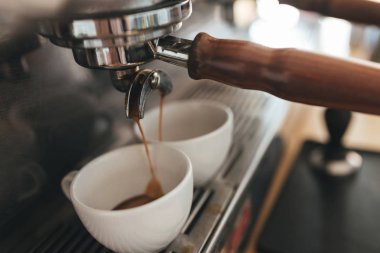 Restoranda taze kahve hazırlama kahve makinesi. Kahve yapma ve kafede beyaz bardak içine dökme kahve makinesi