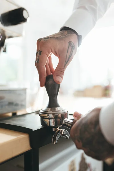 Mani dell'uomo che lavorano con la macchina del caffè nel ristorante. Chiudi le mani barista preparare fare il caffè in caffetteria — Foto Stock