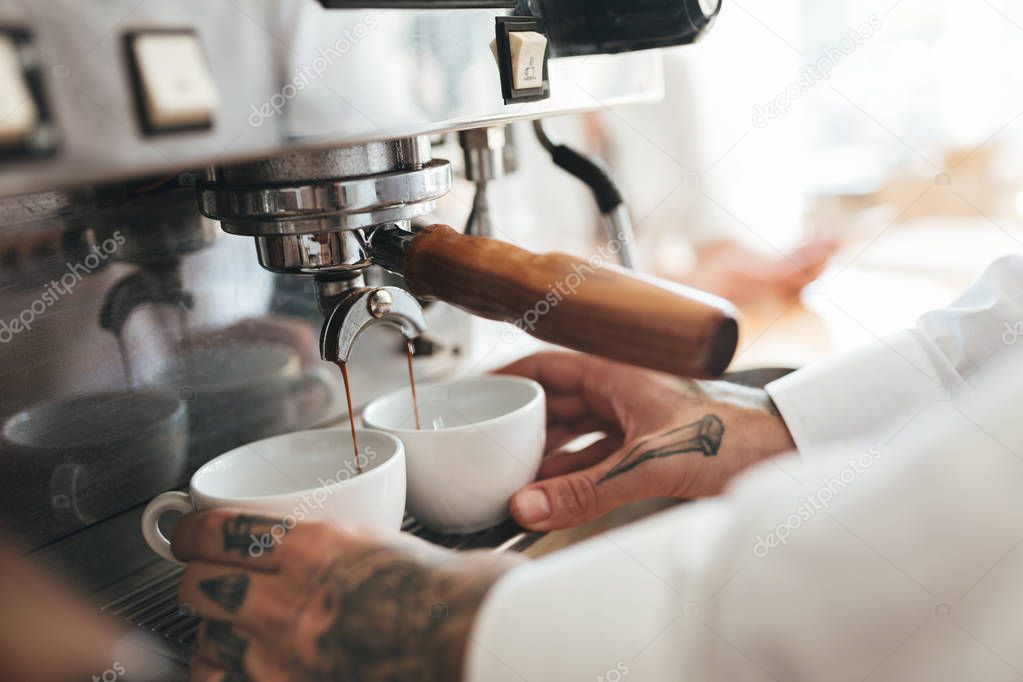 Cerrar Manos Baristas Haciendo Café Por La Máquina De Café En El Restaurante Manos De Hombre