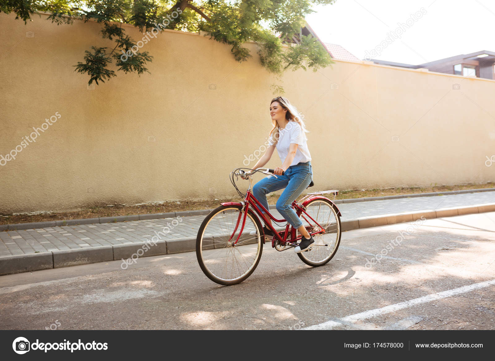 ein fahrrad fährt mit einer geschwindigkeit