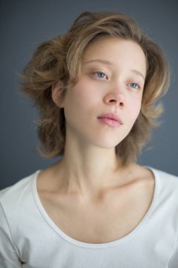 Bir kenara izole sensually arayan güzel kadın portresi