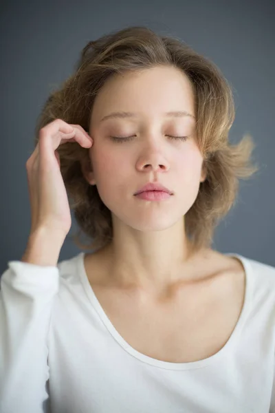 Portret Van Sensuele Mooie Vrouw Haar Ogen Geïsoleerd Zorgvuldig Sluiten — Stockfoto