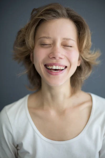 Retrato Bella Mujer Riéndose Cerrando Sus Ojos Soñadoramente Aislada — Foto de Stock