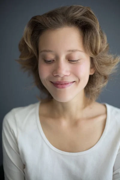 Retrato Una Bella Mujer Sonriente Mirando Felizmente Hacia Abajo Aislada — Foto de Stock