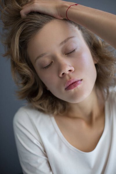 Портрет красивой задумчивой леди, задумчиво закрывающей глаза
