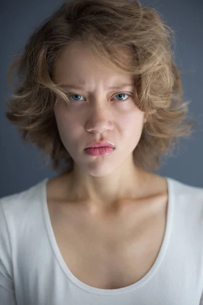 Szomorúan Nézett Kamera Elszigetelt Fiatal Elégedetlen Hölgy Portréja — Stock Fotó