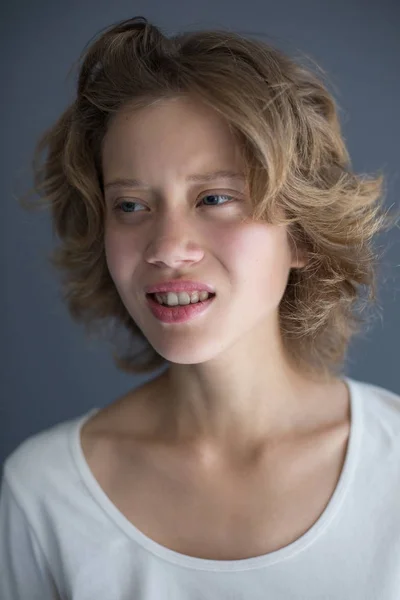 Félre Elszigetelt Frustratedly Látszó Elégedetlen Fiatal Hölgy Portréja — Stock Fotó
