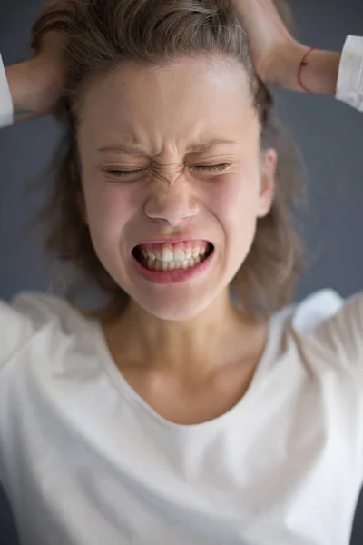 Porträt Einer Jungen Wütenden Frau Die Die Hände Auf Dem — Stockfoto